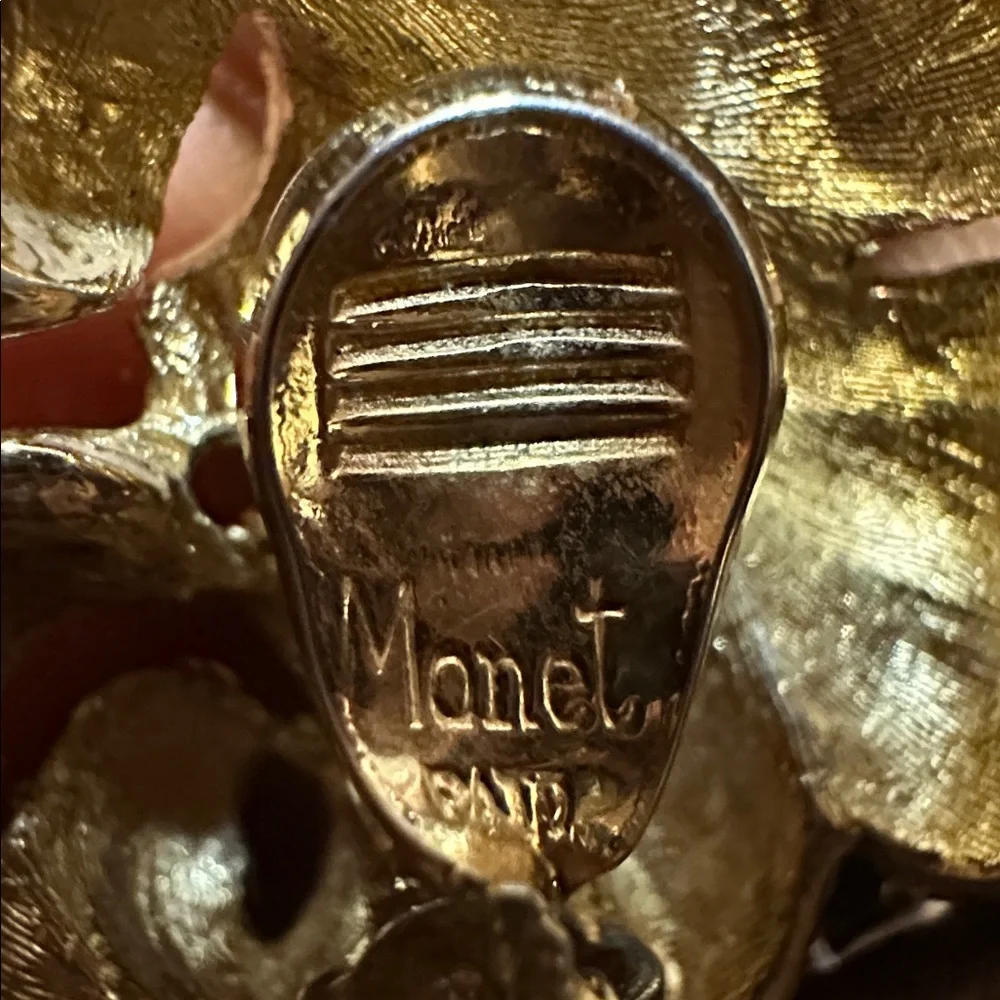 Monet Gold Textured Jewelry Broach and clip earrings - Picture 4 of 4